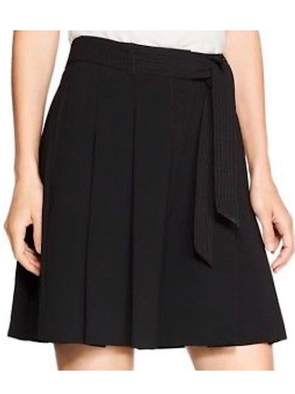 WHBM BLACK PLEATED CITY SHORTS
